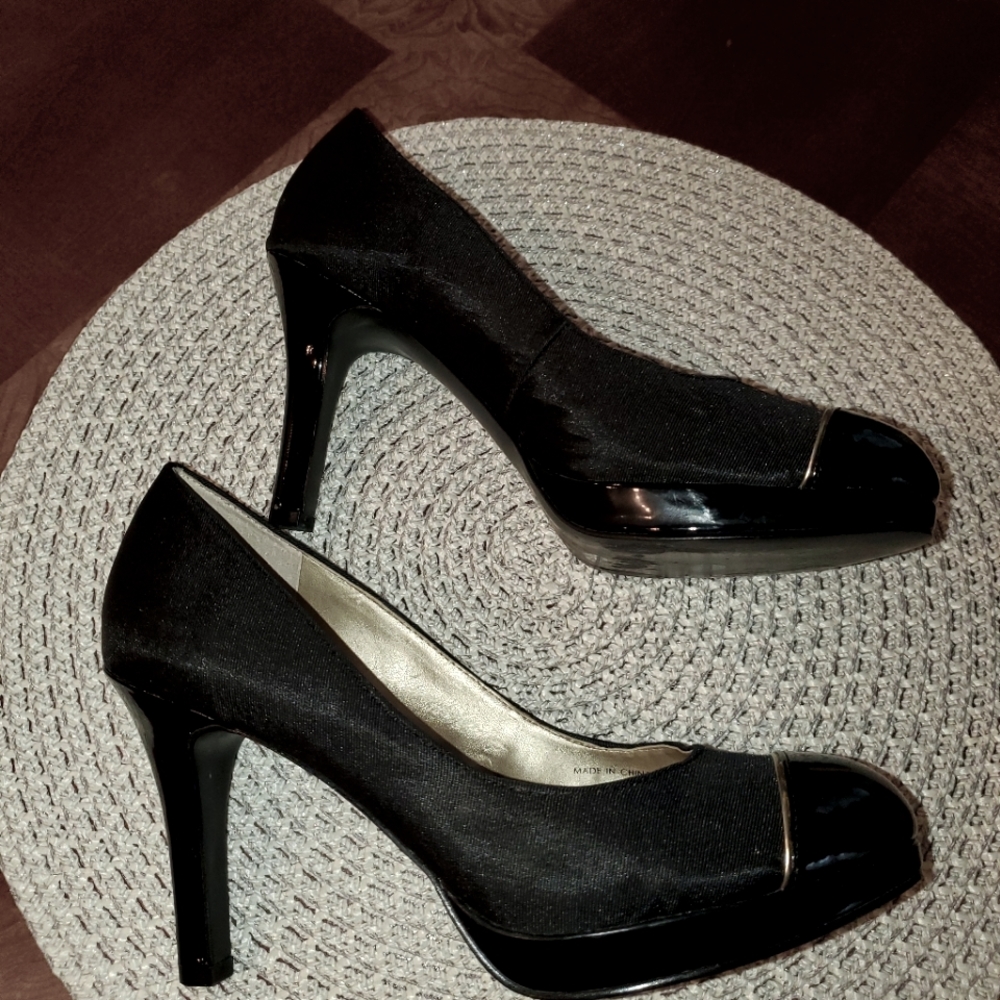 Tahari Laurie Pumps